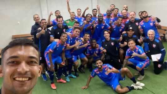 Jogadores do Betim comemorando mais uma vitória no Módulo II