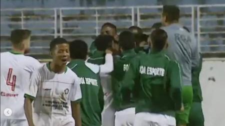 Jogadores do Boa Esporte comemorando o gol da vitória