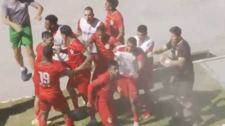 Jogadores do Boa Esporte comemoram gols nos acréscimos do segundo tempo