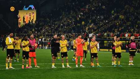 Jogadores do Borussia Dortmund durante partida pelo Campeonato Alemão