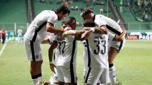 Jogadores do Botafogo comemorando a vitória sobre o América, em Belo Horizonte
