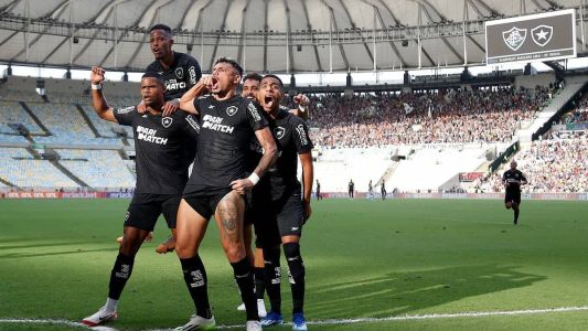 Jogadores do Botafogo comemorando a vitória sobre o Fluminense, no Maracanã
