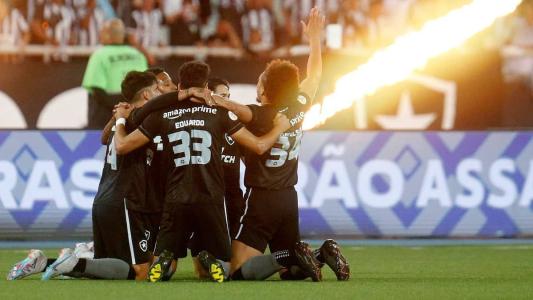 Jogadores do Botafogo comemorando um dos gols sobre o Bragantino