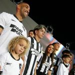 Saiba qual a previsão de vendas do novo uniforme do Botafogo