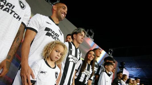 Jogadores do Botafogo posam como modelos do novo uniforme alvinegro