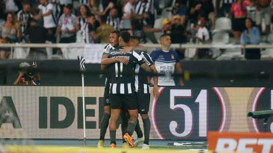 Jogadores do Botafogo comemorando uma vitória no Estádio Nilton Santos