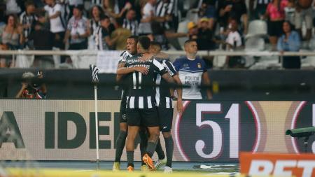Jogadores do Botafogo comemorando uma vitória no Estádio Nilton Santos