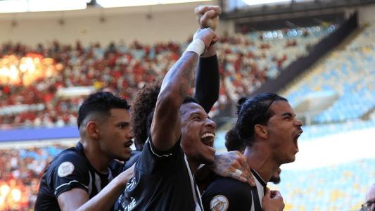Jogadores do Botafogo comemorando a vitória sobre o Flamengo, no Maracanã