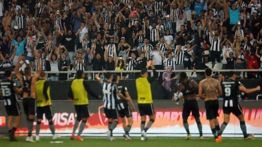 Jogadores do Botafogo comemorando com a torcida no Nilton Santos