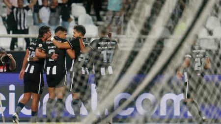 Jogadores do Botafogo celebrando uma vitória no Nilton Santos