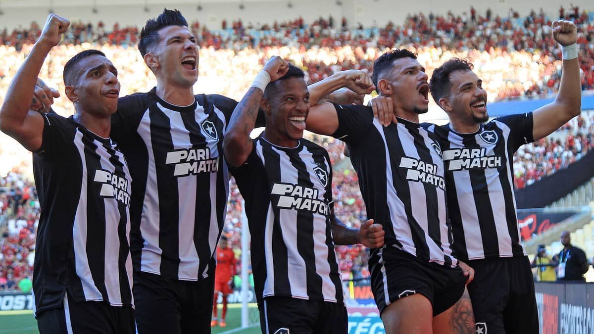 Botafogo vence o Flamengo e assume a liderança isolada do Brasileiro