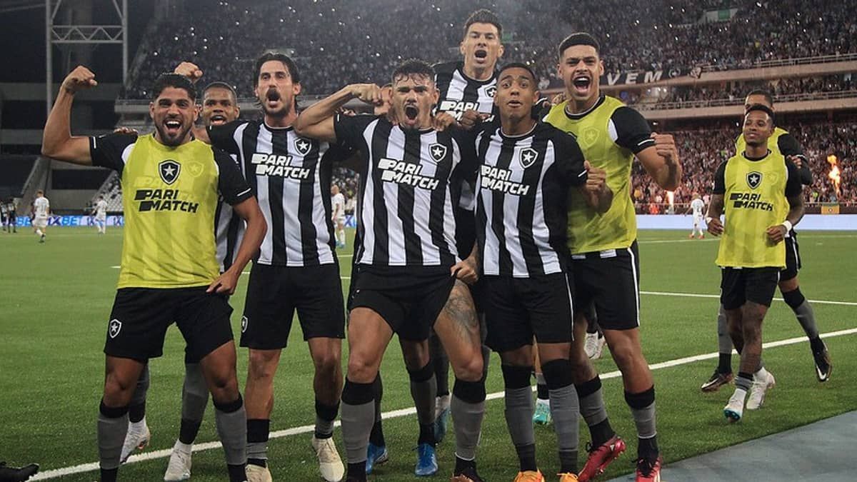 Com direito a 'olé', Botafogo vence o Corinthians e segue 100% no Brasileirão