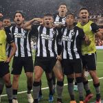 Com direito a 'olé', Botafogo vence o Corinthians e segue 100% no Brasileirão