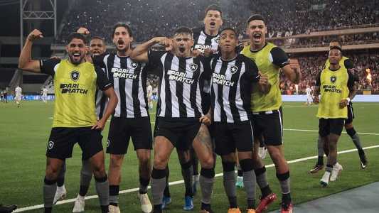 Jogadores do Botafogo vibrando com a vitória sobre o Corinthians