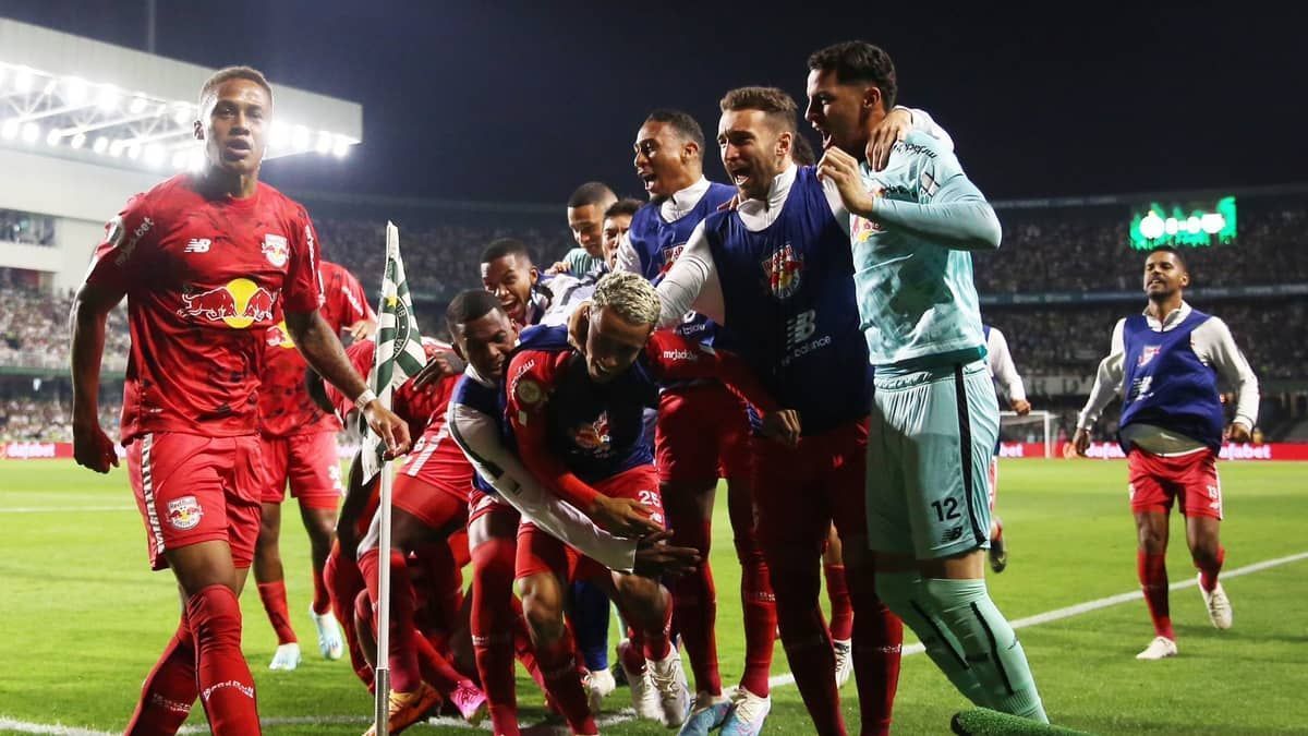 Bragantino vence o Coritiba fora de casa e cola no G4 do Brasileirão