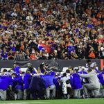 Jogador de futebol americano em estado crítico após sofrer parada cardíaca em campo