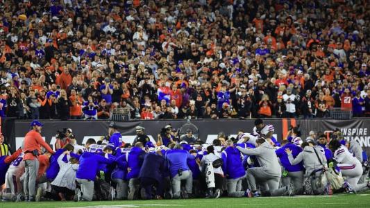 Jogadores do Buffalo Bills se reúnem em campo após atendimento a Damar Hamlin