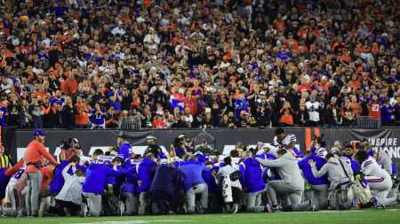 Jogadores do Buffalo Bills se reúnem em campo após atendimento a Damar Hamlin