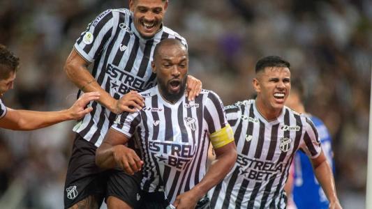 Jogadores do Ceará comemoram gol da vitória sobre o Vila Nova, no Castelão