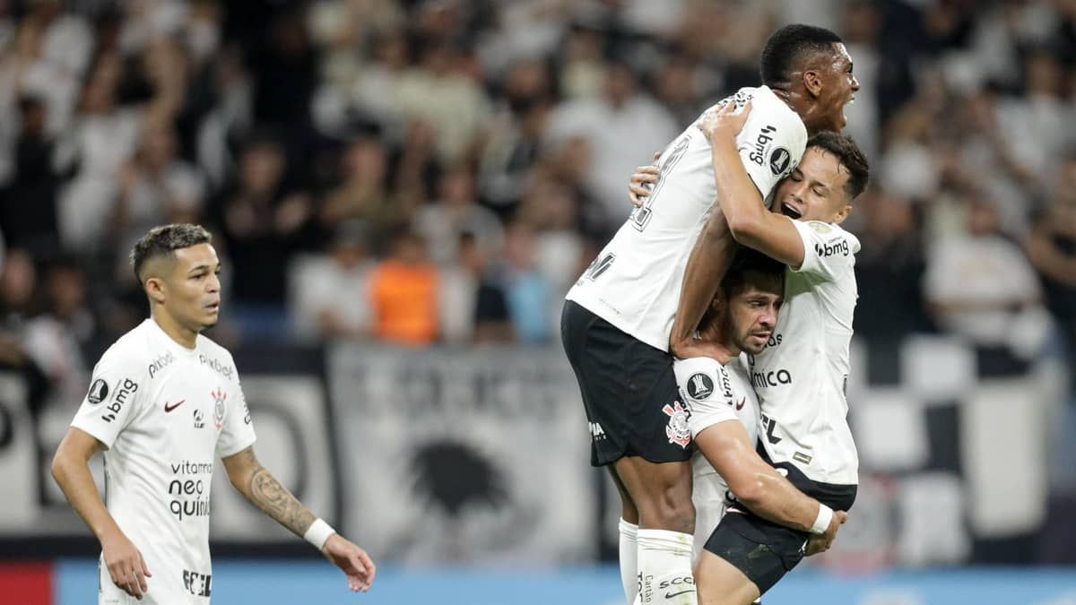 Corinthians marca no fim e vence o Universitario pela Sul-Americana