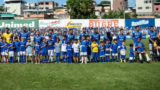 Jogadores do Cruzeiro durante partida no Campeonato Mineiro