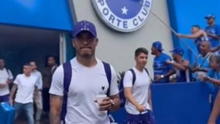 Jogadores do Cruzeiro deixaram a Toca da Raposa II sob apoio de organizadas