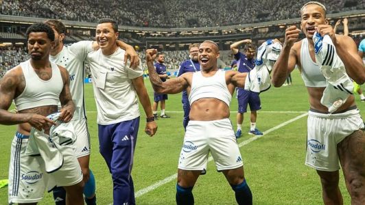 Jogadores do Cruzeiro comemoraram vitória sobre o Atlético, na Arena MRV