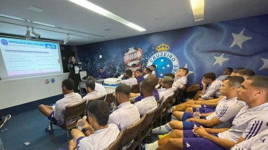 Jogadores do Cruzeiro durante palestra na Toca II