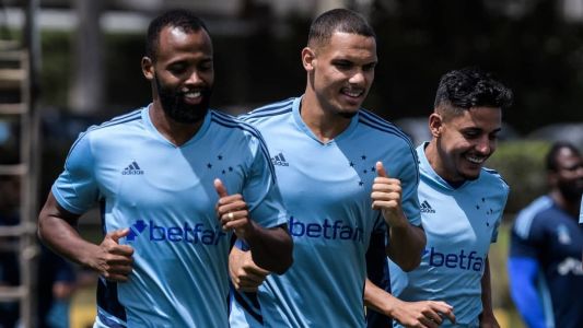 Jogadores do Cruzeiro treinam na Toca da Raposa