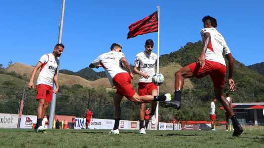 Jogadores do Flamengo em atividade no Ninho do Urubu