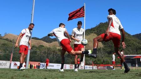 Jogadores do Flamengo em atividade no Ninho do Urubu
