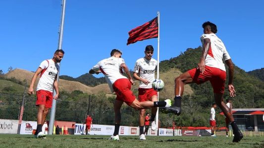 Jogadores do Flamengo durante atividade no Ninho do Urubu