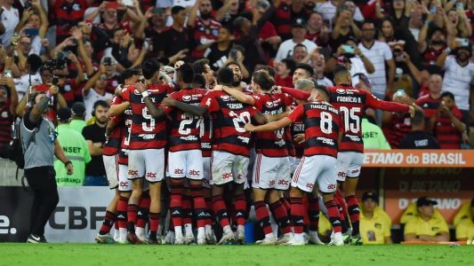 Jogadores do Flamengo comemoraram com Sampaoli após gol de Arrascaeta