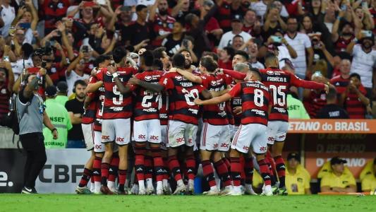 Jogadores do Flamengo comemoraram com Sampaoli após gol de Arrascaeta