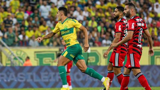 Jogadores do Flamengo lamentam gol sofrido contra o Cuiabá, no Brasileirão