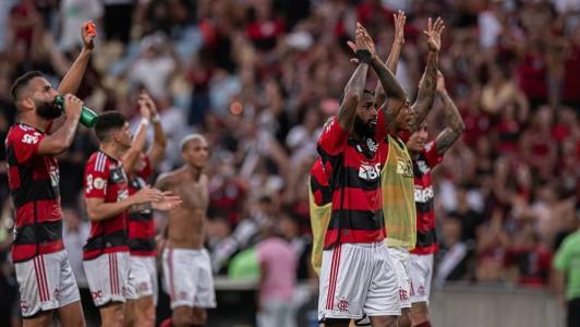 Jogadores do Flamengo saudam a torcida no Maracanã