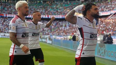 Jogadores do Flamengo comemoram gol marcado na vitória sobre o Bahia, na Fonte Nova