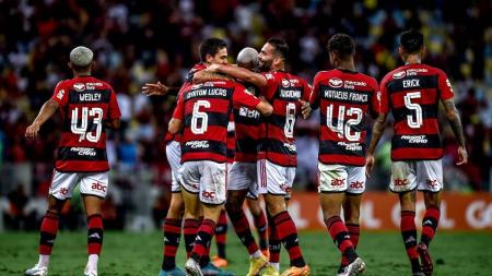 Jogadores do Flamengo comemorando a vitória sobre o Vasco