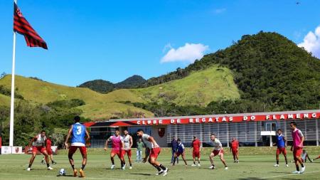 Jogadores do Flamengo em atividade no Ninho do Urubu