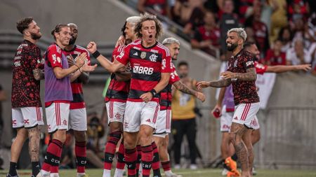 Jogadores do Flamengo vibrando com a vitória sobre o Grêmio