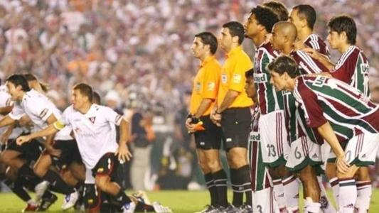Jogadores do Fluminense observam Cevallos defender o pênalti de Washington e a LDU ser campeã dentro do Maracanã
