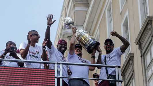 Jogadores do Fluminense exibem para os torcedores o troféu da Copa Libertadores