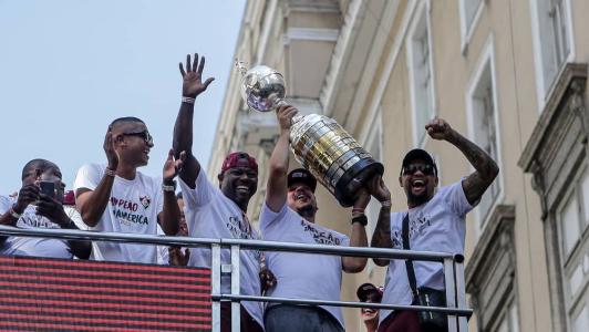 Jogadores do Fluminense exibem para os torcedores o troféu da Copa Libertadores