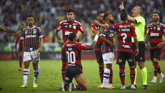 Jogadores do Fluminense e do Flamengo cercam o árbitro Anderson Daronco