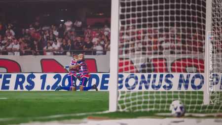 Jogadores do Fortaleza comemoram gol contra o São Paulo, no Morumbi