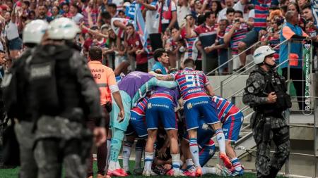 Jogadores do Fortaleza comemoram com torcedores gol marcado no empate contra o Libertad