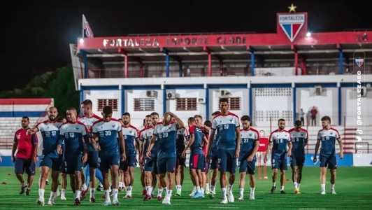 Jogadores do Fortaleza treinam na sede do clube, na capital cearense