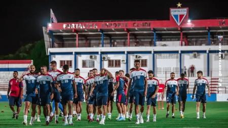Jogadores do Fortaleza treinam na sede do clube, na capital cearense