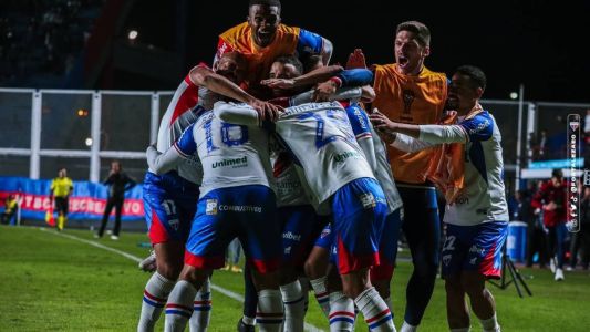 Jogadores do Fortaleza comemoram gol na vitória sobre o San Lorenzo na Argentina