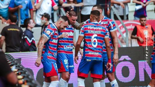 Jogadores do Fortaleza, de Vojvoda, comemoram gol na vitória de 4 a 2 sobre o Fluminense